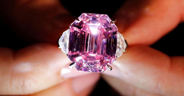 Viên kim cương hồng 18,96 carat có giá ước chừng gần 1,2 nghìn tỷ đồng. (Nguồn: Denis Balibouse | Reuters)