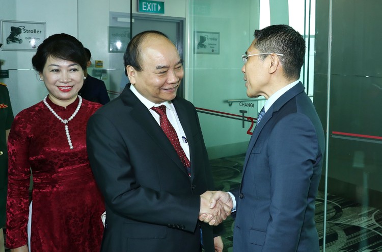 Quan chức Chính phủ Singapore đón Thủ tướng Nguyễn Xuân Phúc tại sân bay quốc tế Changi. Ảnh: VGP