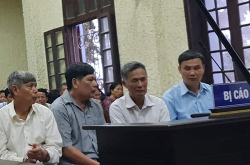 Nhóm nguyên cán bộ xã Yên Thắng tại phiên tòa sơ thẩm.