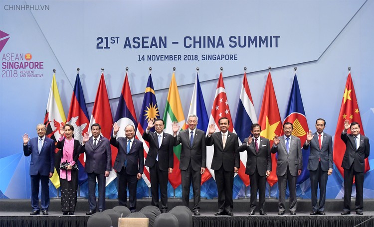 Thủ tướng Nguyễn Xuân Phúc cùng các nhà lãnh đạo ASEAN và Trung Quốc tham dự Hội nghị Cấp cao ASEAN – Trung Quốc lần thứ 21. Ảnh: VGP