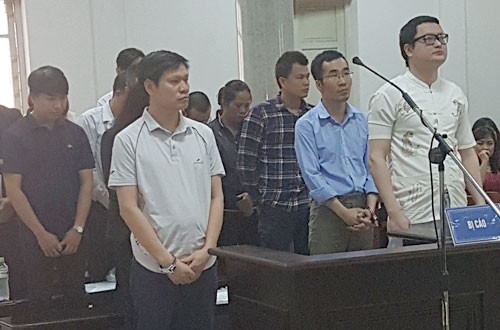Tiệp (ngoài cùng bên phải) và các bị cáo tại phiên tòa sơ thẩm.