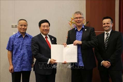 Phó Thủ tướng Phạm Bình Minh trao văn kiện phê chuẩn Hiệp định CPTPP của Việt Nam cho Bộ trưởng Thương mại và Tăng trưởng xuất khẩu New Zealand David Parker. Ảnh: TTXVN