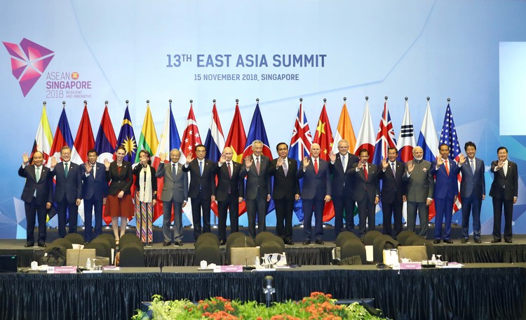 Các nhà lãnh đạo dự Hội nghị Cấp cao Đông Á lần thứ 13. Ảnh: VGP