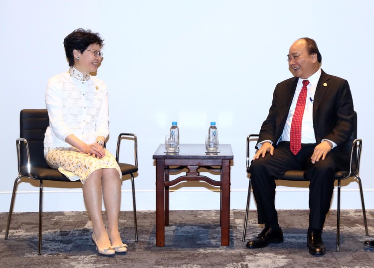 Thủ tướng Nguyễn Xuân Phúc gặp Trưởng Khu hành chính đặc biệt Hong Kong, Trung Quốc Lâm Trịnh Nguyệt Nga. Ảnh: VGP