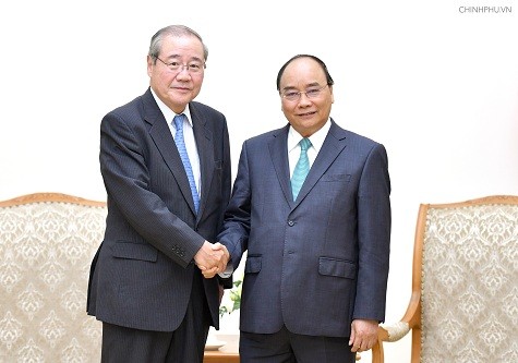 Thủ tướng Nguyễn Xuân Phúc và ông Koichi Miyata, Chủ tịch Tập đoàn Tài chính Sumitomo Mitsui (SMFG) kiêm Chủ tịch Ngân hàng Sumitomo Mitsui (SMBC) của Nhật Bản. Ảnh: VGP