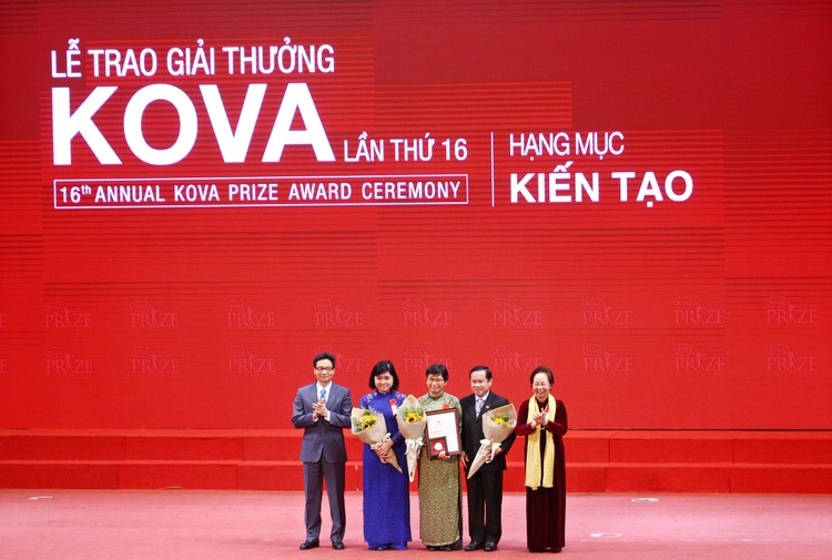 Phó Thủ tướng Vũ Đức Đam và Nguyên Phó Chủ tịch nước Nguyễn Thị Doan – Chủ tịch Ủy ban Giải thưởng KOVA trao giải thưởng hạng mục kiến tạo cho Khoa Thận, Bệnh viện Chợ Rẫy