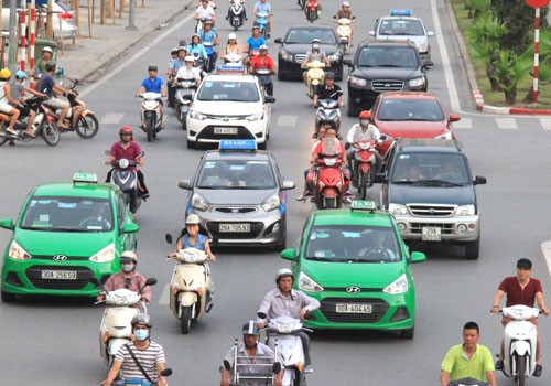 Hà Nội hiện có gần 100 doanh nghiệp taxi hoạt động với nhiều chủng loại xe, màu sơn khác nhau.