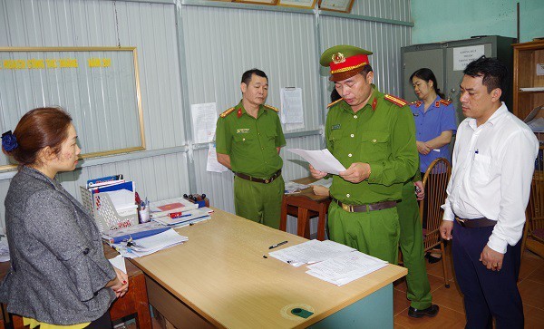 Đối tượng Nguyễn Thị Thoa (bên trái) đứng nghe Cơ quan Cảnh sát điều tra công bố Lệnh khám xét nơi ở (Ảnh: Công an Hà Giang).
