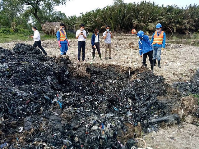 Khu đất tại xã Phong Phú, huyện Bình Chánh chôn khoảng 15.000 m3 chất thải nghi là chất thải công nghiệp (ảnh: K.C)