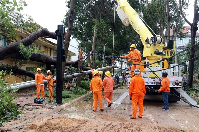 Công nhân điện lực Bà Rịa - Vũng Tàu khẩn trương khắc phục lưới điện bị hỏng do bão số 9. Ảnh:TTXVN