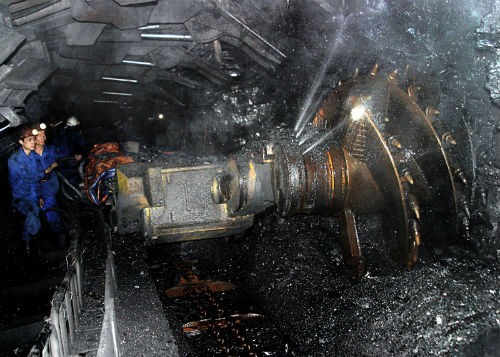 Công nhân khai thác than trong một hầm lò tại Quảng Ninh. Ảnh: TL
