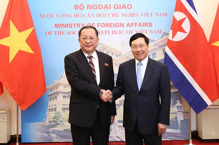 Phó Thủ tướng, Bộ trưởng Ngoại giao Phạm Bình Minh và Bộ trưởng Ngoại giao Triều Tiên Ri Yong Ho. Ảnh: VGP