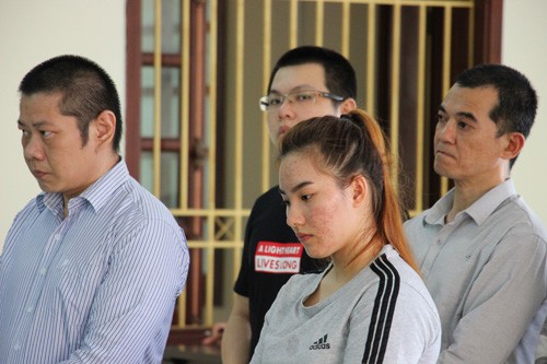 Fong (bìa trái) cùng các đồng phạm tại tòa. 