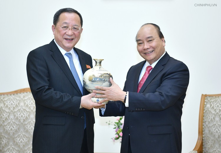 Thủ tướng Nguyễn Xuân Phúc trao quà lưu niệm tặng Bộ trưởng Ngoại giao Triều Tiên. - Ảnh: VGP