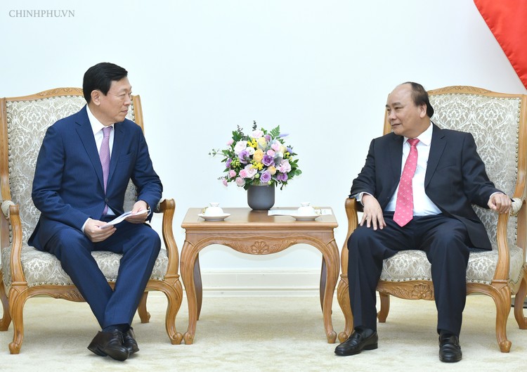 Thủ tướng Nguyễn Xuân Phúc tiếp ông Shin Dong Bin, Chủ tịch Tập đoàn Lotte (Hàn Quốc). Ảnh: VGP