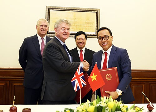 Phó Thủ tướng Phạm Bình Minh và Hoàng tử Anh Andrew chứng kiến lễ ký kết văn kiện hợp tác giữa các cơ quan của Anh và Việt Nam. Ảnh: VGP