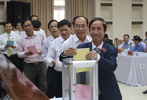 Các đại biểu HĐND tỉnh Quảng Nam tham gia bỏ phiếu: