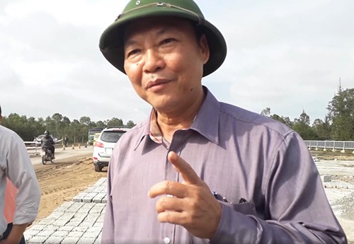 Ông Đỗ Xuân Diện đi kiểm tra sửa chữa tuyến đường ven biển bị ổ gà, ổ voi hồi tháng 1/2018. 