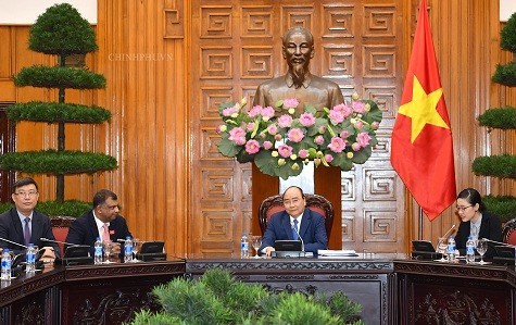 Thủ tướng chủ trì buổi tiếp một số nhà đầu tư quốc tế ngành du lịch sang Việt Nam. Ảnh: VGP