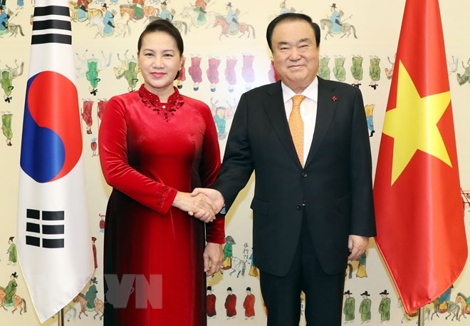 Chủ tịch Quốc hội Nguyễn Thị Kim Ngân và Chủ tịch Quốc hội Hàn Quốc Moon Hee Sang.