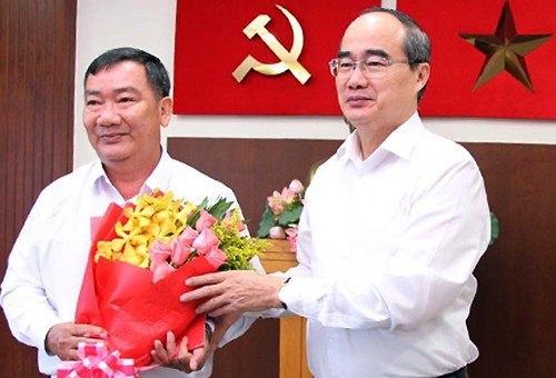 Bí thư Thành ủy Nguyễn Thiện Nhân chúc mừng ông Trần Văn Thuận. 