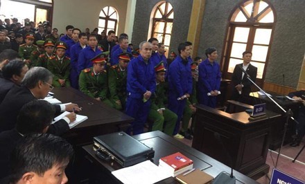 Các bị cáo nguyên là lãnh đạo, cán bộ huyện Mường La và Sở TN&MT tỉnh Sơn La có mặt tại toà sáng 10/12.