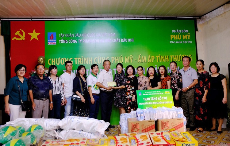 PVFCCo trao tặng quà cho các cụ già và trẻ em mồ côi, khuyết tật tại Quảng Nam