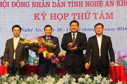 Ông Lê Hồng Vinh (thứ hai từ trái sang) nhận hoa chúc mừng từ lãnh đạo tỉnh Nghệ An. Ảnh: P.V