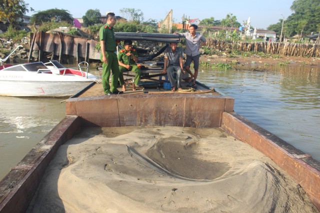 Một thuyền khai thác cát lậu trên sông Đồng Nai bị công an bắt giữ