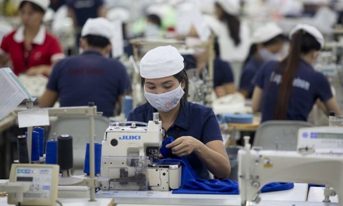 Công nhân đang làm việc tại một nhà máy may mặc. Ảnh: Bloomberg