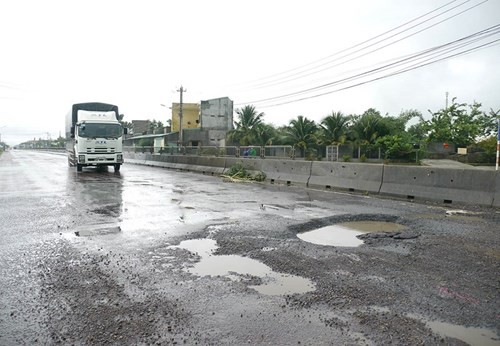 Quốc lộ 1 mở rộng đoạn qua hai tỉnh Bình Định, Phú Yên mới vừa làm đã hư hỏng nặng. Ảnh PLTP HCM