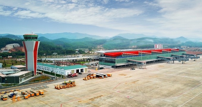 Cảng hàng không quốc tế Vân Đồn khởi công từ năm 2015 tại xã Đoàn Kết, huyện Vân Đồn (Quảng Ninh), trên diện tích 325 ha, được đầu tư theo hình thức BOT với tổng mức đầu tư khoảng 7.700 tỷ đồng. Đến nay tất cả các hạng mục đã hoàn thiện để chuẩn bị khai t