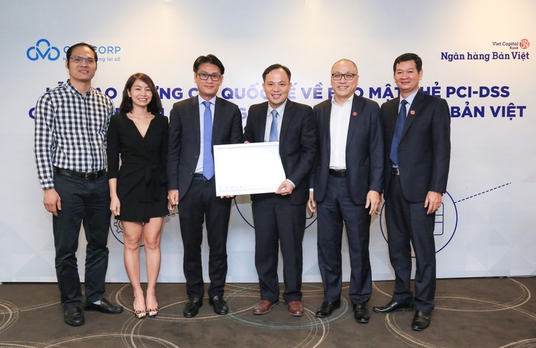 Lễ trao chứng chỉ quốc tế về bảo mật thẻ PCI DSS cho Ngân hàng Bản Việt. 