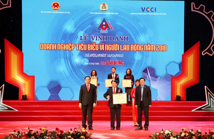 Ông Tống Xuân Phong, Chủ tịch Công đoàn đại diện PVFCCo nhận Bằng khen của Tổng liên đoàn Lao động Việt Nam.