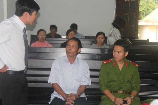Bị cáo Lê Đình Trọng (ngồi giữa), bị kết án 7 năm tù vì tội nhận hối lộ