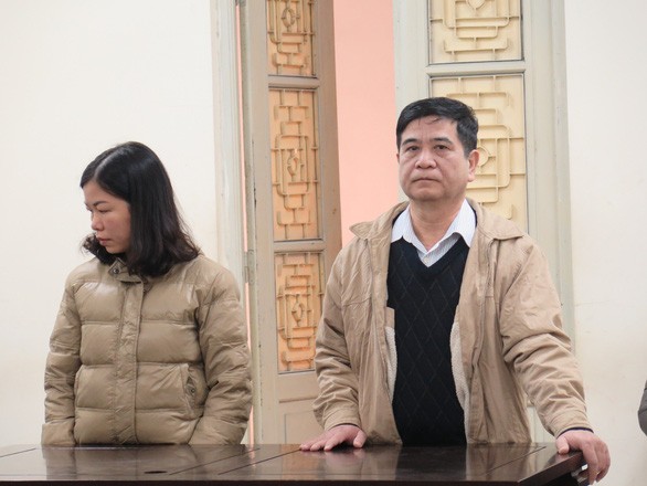 Hai bị cáo Nguyễn Cự Tẩm và Phạm Thị Minh Phương tại tòa