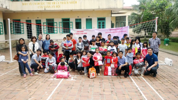 Phó Cục trưởng, Chủ tịch Công đoàn Cục QLĐT Nguyễn Thị Thúy Hằng trao quà cho trẻ em có hoàn cảnh đặc biệt tại Trung tâm Bảo trợ xã hội số 4 của Hà Nội. 