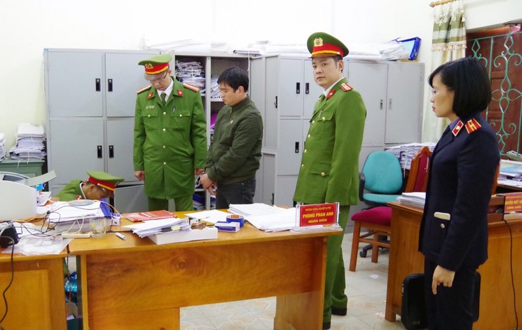 Cơ quan CSĐT khám xét nơi làm việc của đối tượng Phùng Phan Anh.