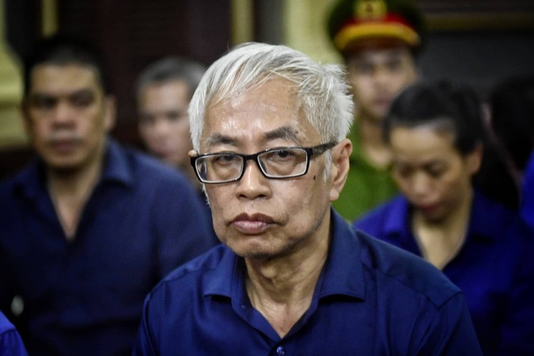 Trần Phương Bình, cựu Tổng Giám đốc Ngân hàng DAB cùng 9 bị cáo bị cáo buộc gây thiệt hại hơn 3.600 tỉ đồng.
