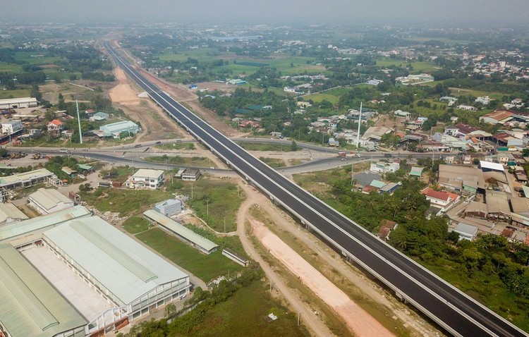 Cao tốc Bến Lức - Long Thành dài 57,7 km, vốn đầu tư hơn 31.000 tỷ đồng (khoảng 1,6 tỷ USD), được khởi công tháng 7/2014, đi qua các tỉnh Long An, TP HCM và Đồng Nai. Đây là dự án đường bộ cao tốc dài và lớn nhất miền Nam, dự kiến thông xe cuối năm 2018.
