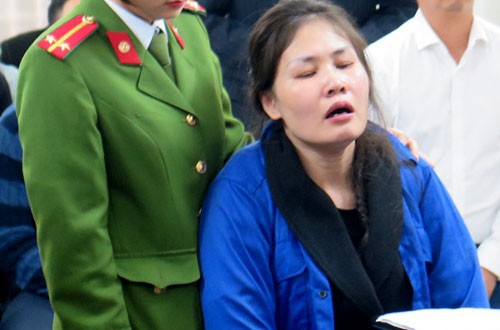 Nữ cảnh sát dẫn giải phải liên tục động viên bà Mai giữ bình tĩnh tại phiên tòa ngày 27/12.