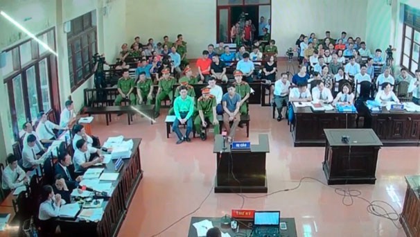 Quang cảnh phiên xét xử vụ "chạy thận tử vong" ở BVĐK tỉnh Hòa Bình hồi tháng 5/2018. 
