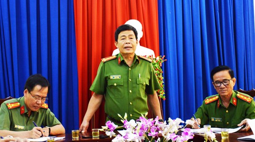 Đại tá Trương Ngọc Danh, Phó giám đốc Công an tỉnh Cà Mau (giữa) thông tin vụ án.