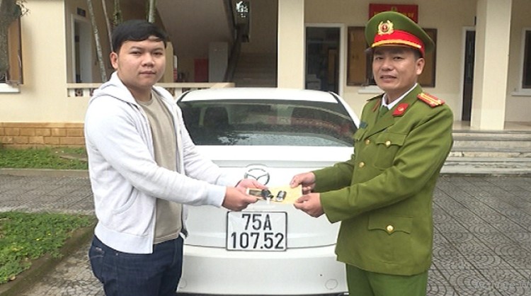 Công an tỉnh Thừa Thiên Huế trao trả xe Mazda 3 cho chủ nhân