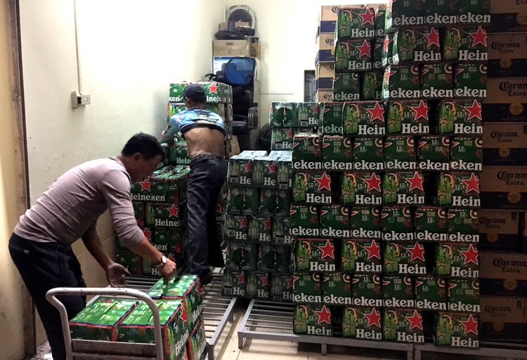 Phát hiện hàng nghìn ket bia, nước ngọt không rõ nguồn gốc (ảnh CTV)