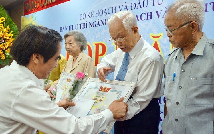 Bí thư Đảng ủy, Thứ trưởng Bộ KH&ĐT Nguyễn Văn Trung mừng thọ các cán bộ hưu trí ngành Kế hoạch và Đầu tư tại TPHCM. Ảnh: Văn Huyền