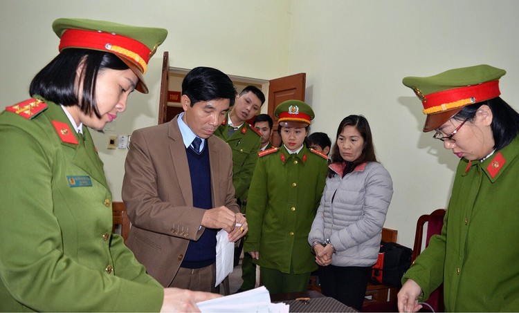 Cơ quan điều tra khám xét nơi làm việc của bị can Nguyễn Thị Khiêm.