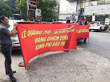 Cư dân chung cư StarCity (quận Thanh Xuân) căng băng rôn phản đối chủ đầu tư