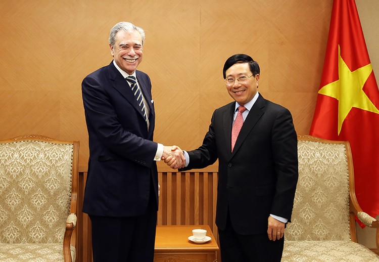 Phó Thủ tướng Phạm Bình Minh và ông Carlos Gutierrez, nguyên Bộ trưởng Thương mại Hoa Kỳ, Chủ tịch Tập đoàn Albright Stonebridge - Ảnh: VGP