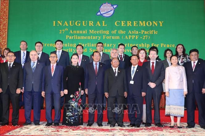 Chủ tịch Quốc hội Nguyễn Thị Kim Ngân và các trưởng đoàn chụp ảnh lưu niệm tại lễ khai mạc APPF-27. Ảnh: TTXVN